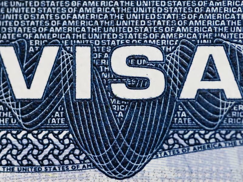 الولايات المتحدة تعلق مواعيد التأشيرات عالمياً وتأثير ذلك على المتقدمين من الإمارات